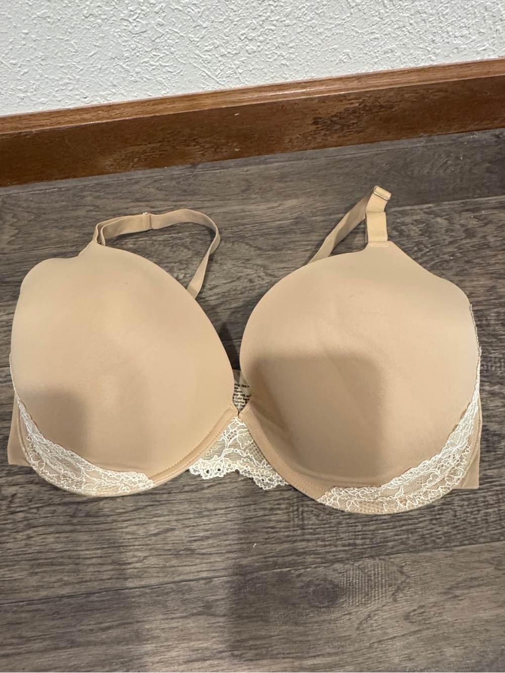 Soma Beige T-Shirt Bra with Cream Lace Trim. 38DD. Gently used